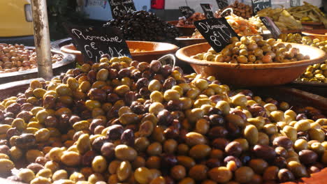 Grüne-Oliven-Auf-Einem-Stand,-Lokaler-Französischer-Markt,-Nahaufnahme,-Schönes,-Gesundes-Essen